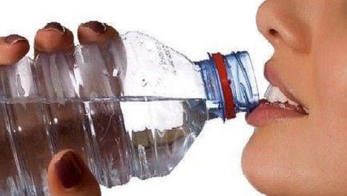 Чи можна повторно використовувати пластикові пляшки з-під води?