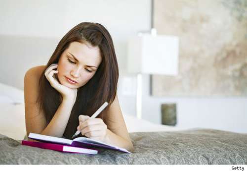 дівчина пише в щоденнику