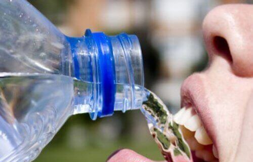 пити воду з пластикових пляшок не рекомендується
