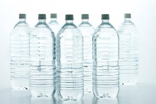 вода у пластикових пляшках