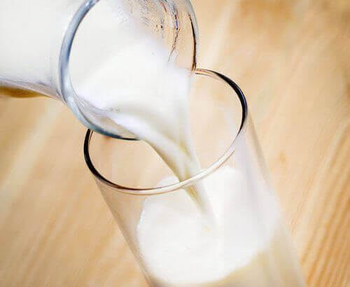коров'яче молоко в склянці