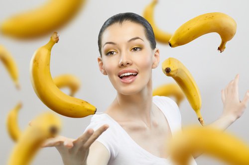 дівчина та банани