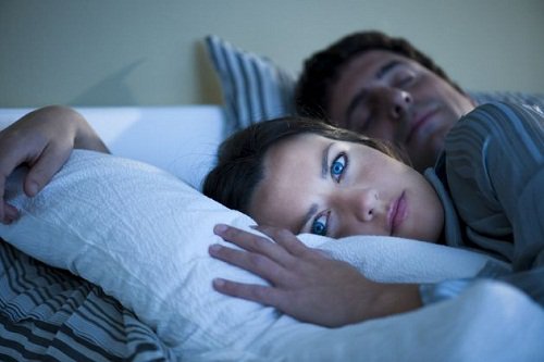 сон поряд з мобільним телефоном призводить до безсоння