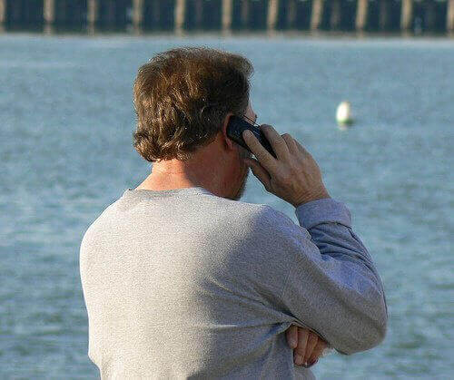 чоловік дзвонить