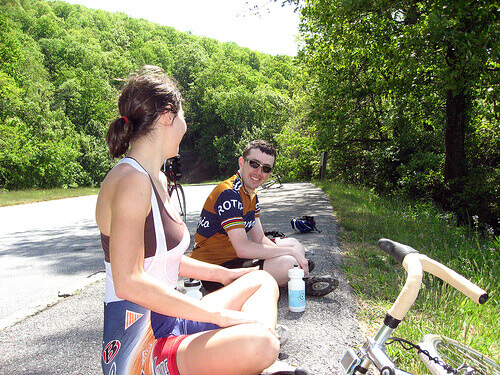 хлопець з дівчиною сидять на дорозі