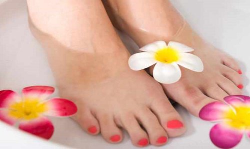 Ноги у воді з перекисом водню