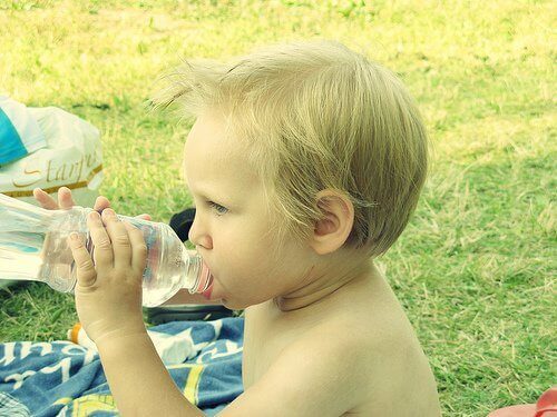 дитина п'є воду