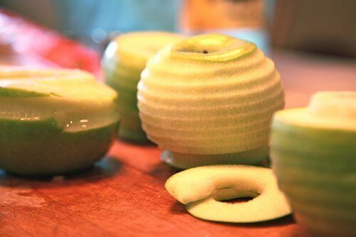 почищене яблуко