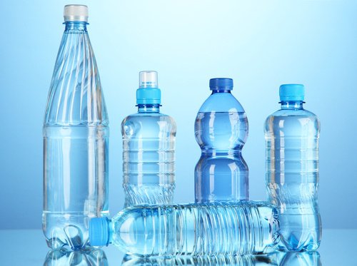 вода в пляшках