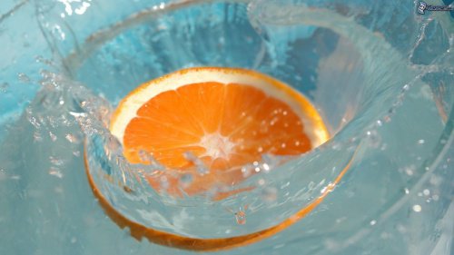 апельсин падає у воду