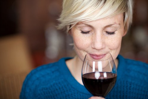 жінка п'є червоне вино