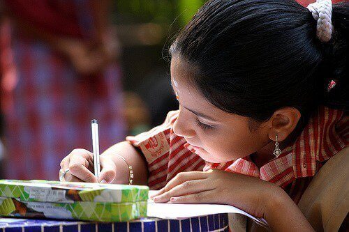 дівчинка робить домашнє завдання