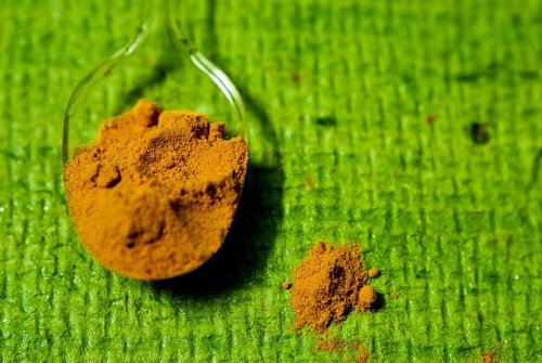 куркума у ложці