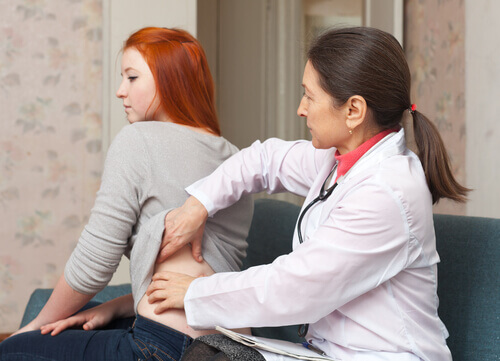 лікар проводить огляд пацієнта