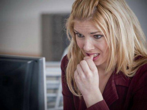 жінка гризе нігті