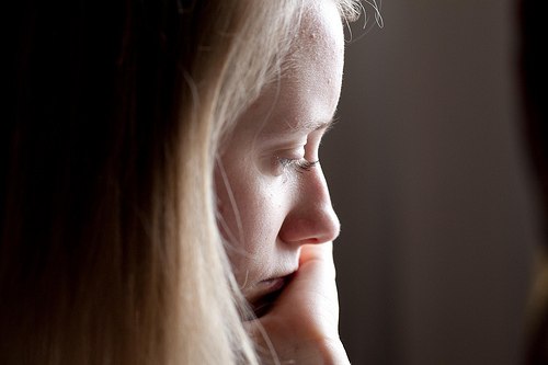 жінка думає про виділення з піхви