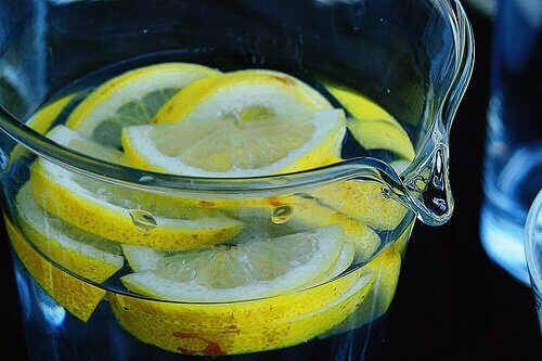 вода з лимоном для лікування мигдалин