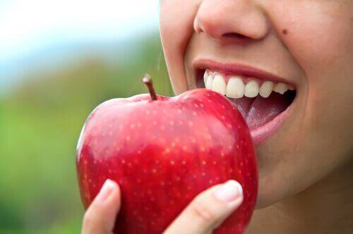 дівчина їсть яблуко