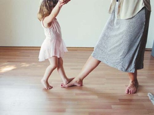 мама танцює з донькою