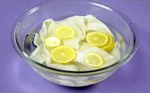 лимон допоможе видалити плями поту з білого одягу