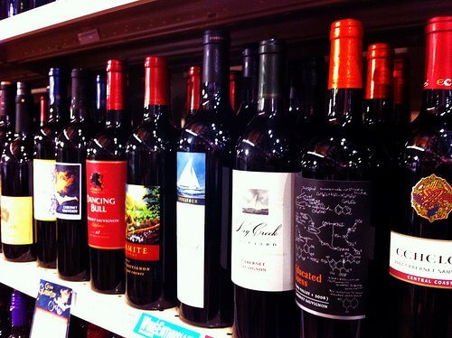 пляшки червоного вина