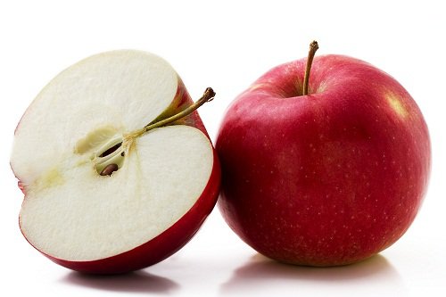 червоне яблуко розрізане навпіл