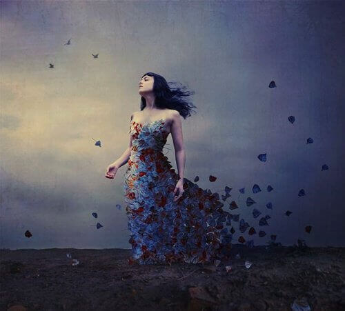 жінка в сукні з квітів