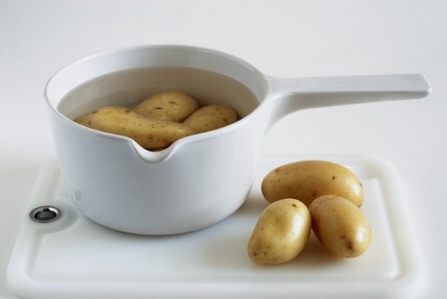картопля у каструлі