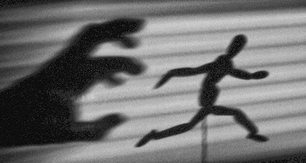 рука переслідує фігурку