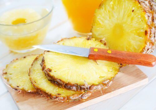 використовуйте ананасовий сік для усунення наростів на шкірі