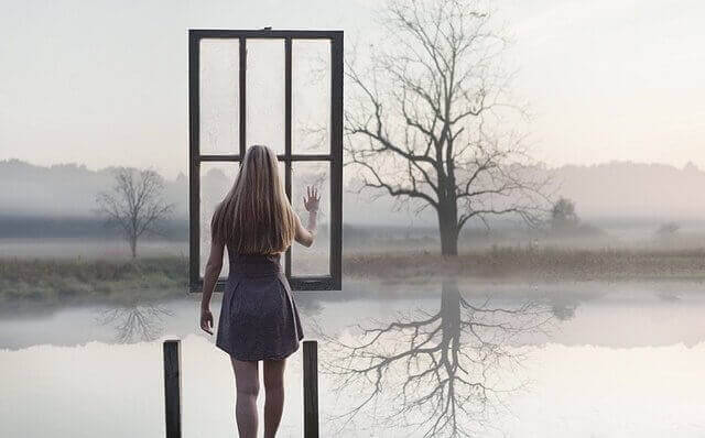жінка перед вікном