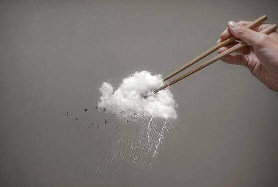 хмара з грозою, яку тримають палочками