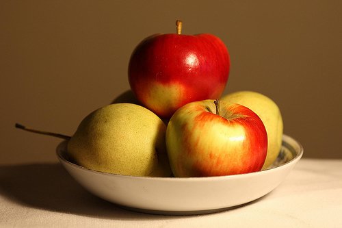 яблука в посудині