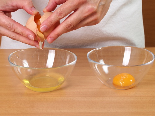 яєчний білок та жовток розділені в дві посудини
