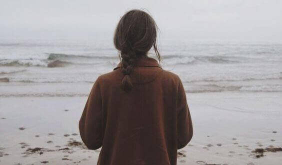 дівчина дивиться на море