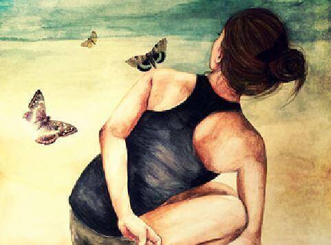 дівчина сидить і дивиться на метеликів
