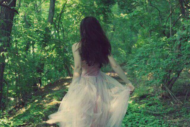 жінка у лісі, бути собою