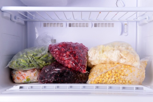 9 продуктів, які не варто зберігати в морозильній камері