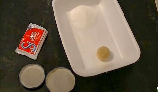 кулька з борної кислоти та молока