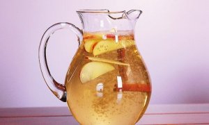 Вода з корицею, яблуком та лимоном допоможе втратити зайву вагу