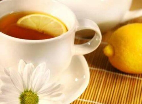 Чай та лимонні шкірки