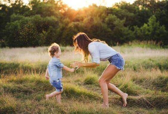 мама грається з сином