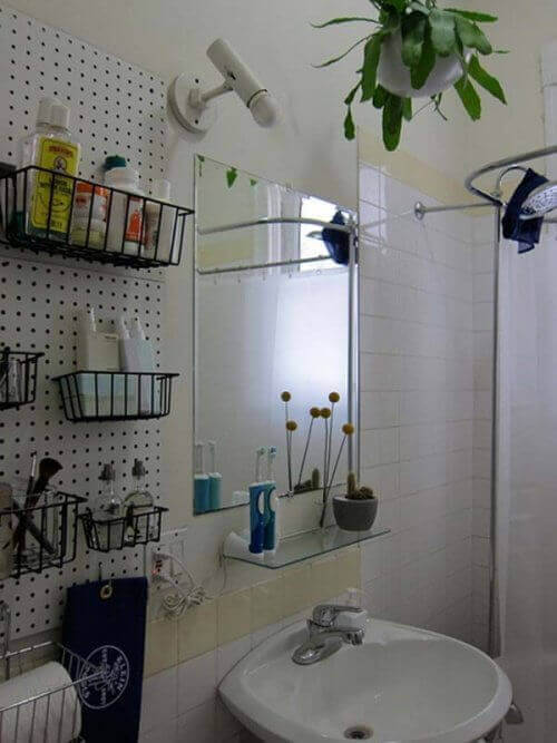 настінні кошики у ванній для зберігання засобів гігієни