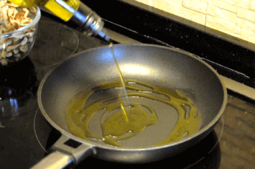 оливкова олія запобігає прилипанню