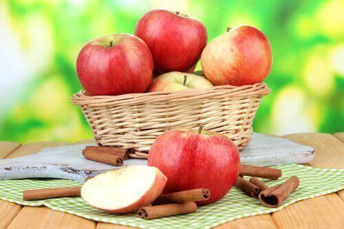 яблука у кошику