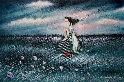 жінка сидить на клітці