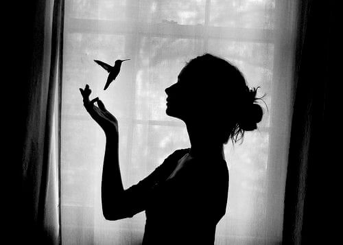 дівчина та пташка