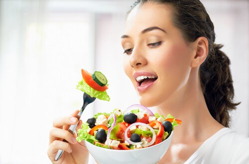 жінка їсть салат