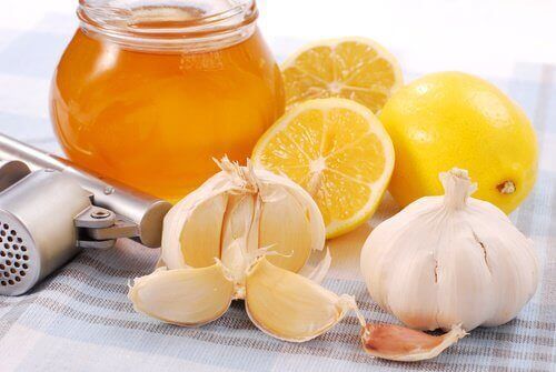 натуральний засіб з часником, медом та лимоном проти черевного жиру