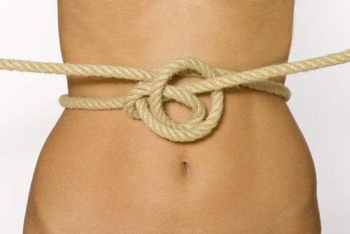 закреп під час здуття живота